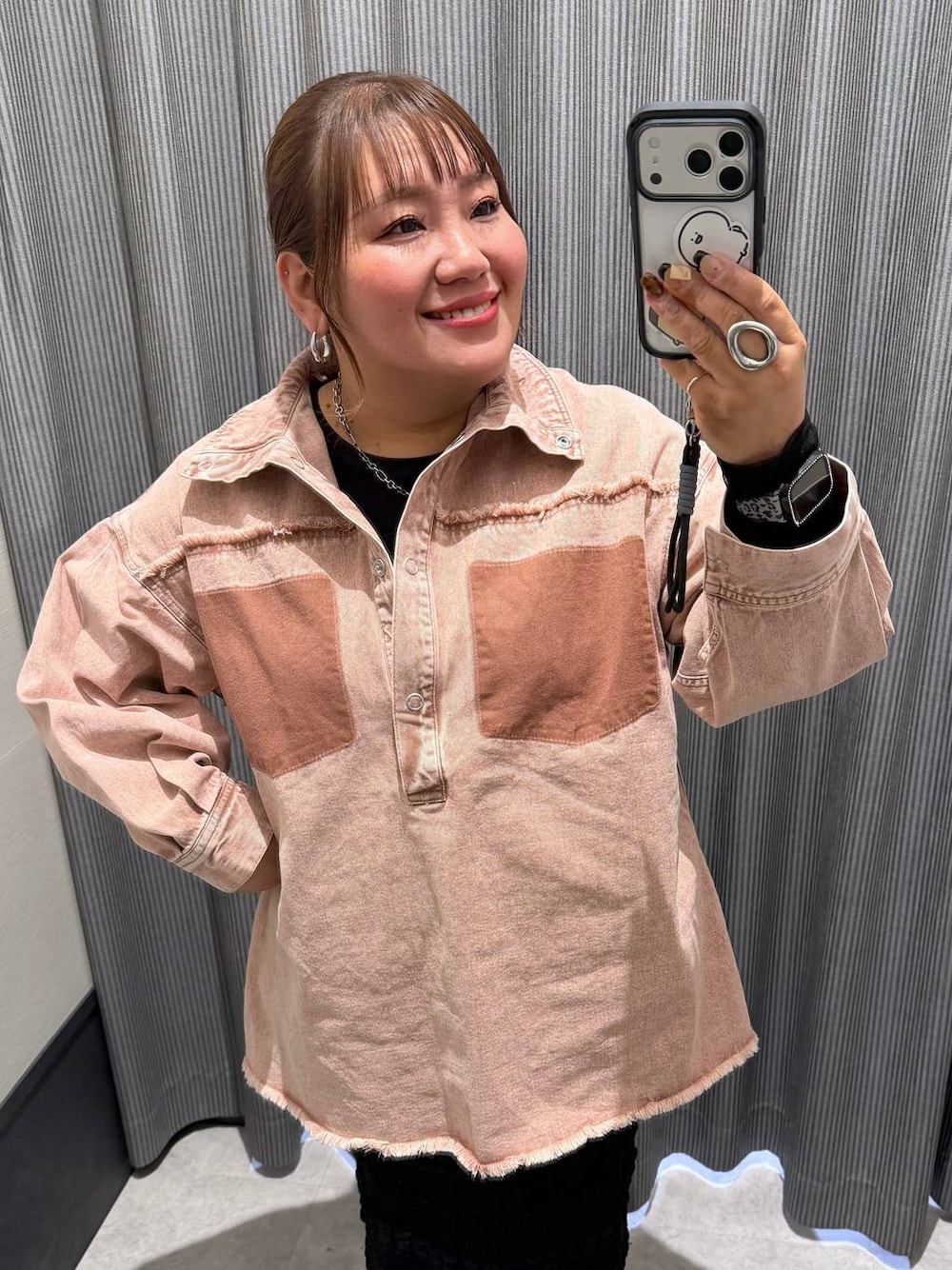 ブラック系のTシャツ/カットソー、ピンク系のシャツ/ブラウス、ブラック系のマタニティウェア/グッズを着用したレディースの冬コーディネートの1枚目の写真