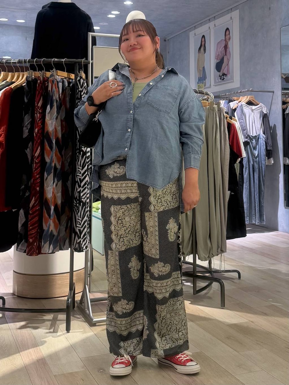 ブルー系のシャツ/ブラウス、ブラック系のショルダーバッグ、ブラック系のその他パンツを着用したレディースの春コーディネートの1枚目の写真