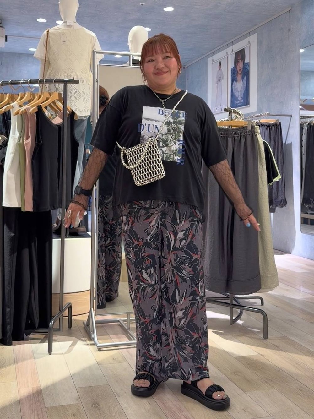 グレー系のその他パンツ、ブラック系のサンダル、ブラック系のTシャツ/カットソーを着用したレディースの夏コーディネートの1枚目の写真