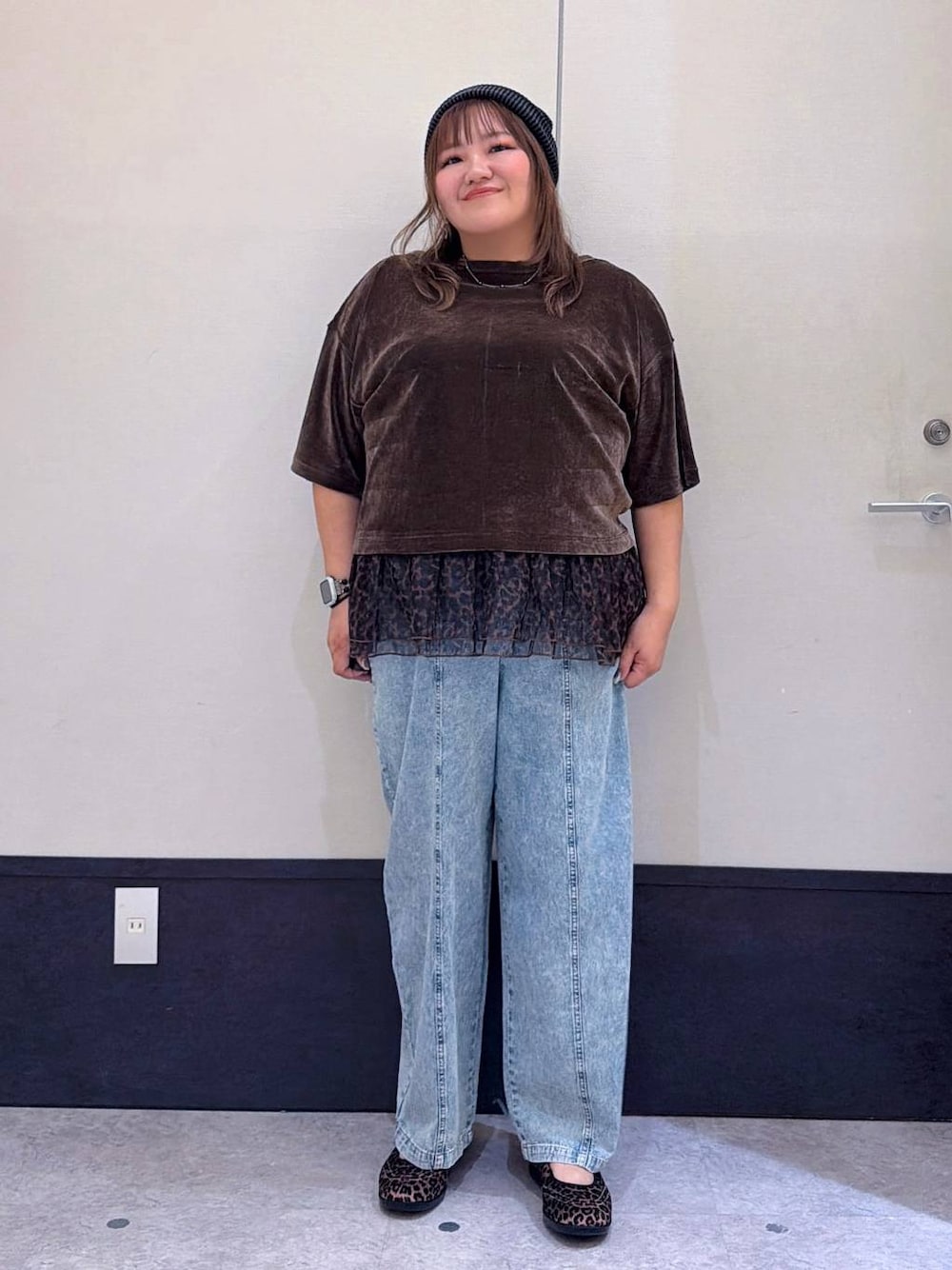 その他のパンプス、ブルー系のデニムパンツ、ブラック系のTシャツ/カットソーを着用したレディースの夏コーディネートの1枚目の写真