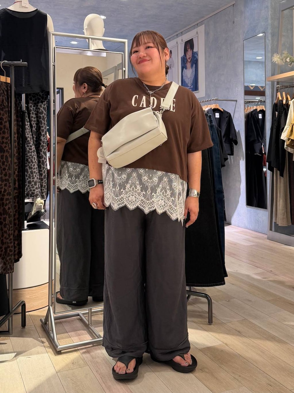 グレー系のショルダーバッグ、ブラック系のサンダル、グレー系のその他パンツを着用したレディースの夏コーディネートの1枚目の写真