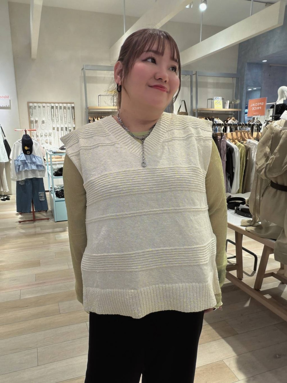 ブラック系のその他パンツ、グリーン系のTシャツ/カットソー、シルバー系のネックレスを着用したレディースの春コーディネートの1枚目の写真