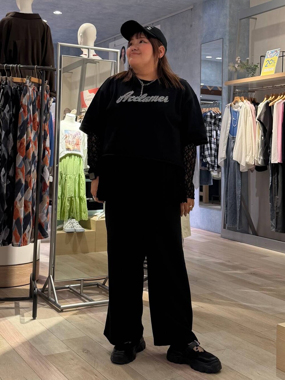 ブラック系のスニーカー、ブラック系のシャツ/ブラウス、ブラック系のその他パンツを着用したレディースの春コーディネートの1枚目の写真