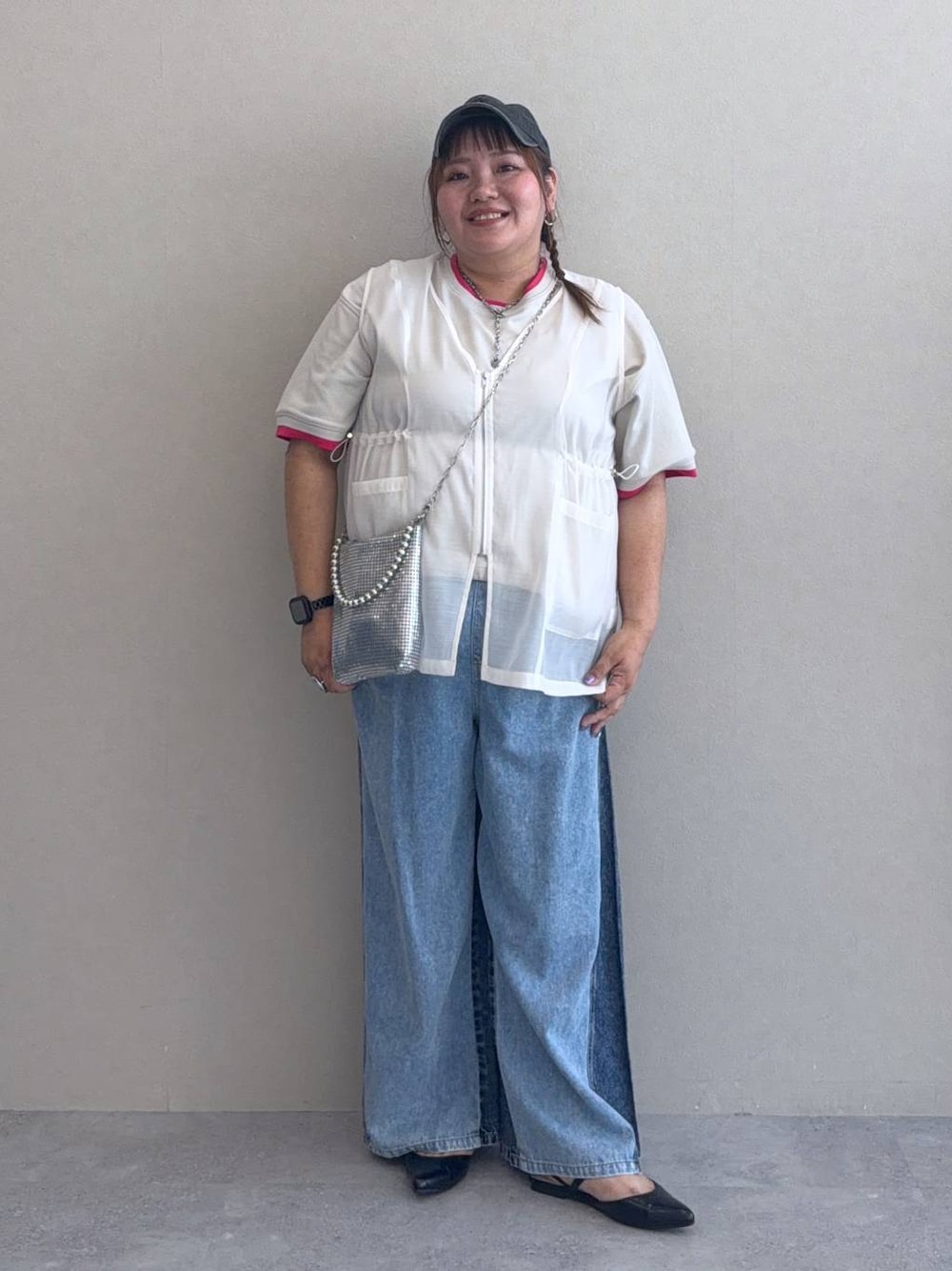 ブルー系のデニムパンツ、シルバー系のショルダーバッグ、ブラック系のパンプスを着用したレディースの夏コーディネートの1枚目の写真