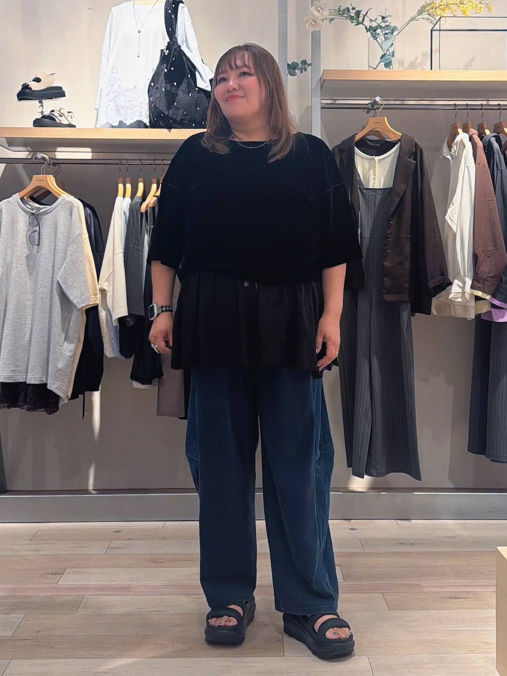 ブルー系のデニムパンツ、ブラック系のTシャツ/カットソー、ブラック系のキャミソールを着用したレディースの夏コーディネートの1枚目の写真