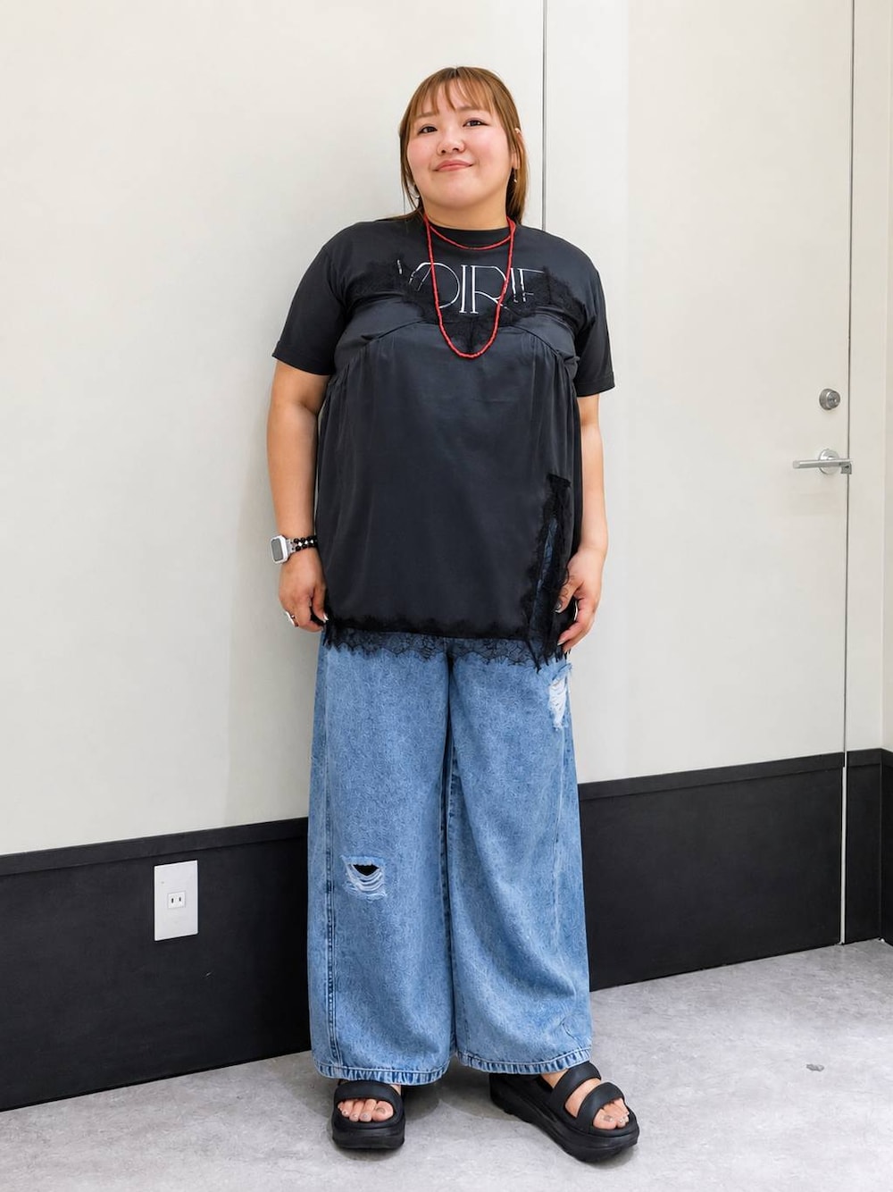 ブルー系のデニムパンツ、グレー系のTシャツ/カットソー、レッド系のネックレスを着用したレディースの夏コーディネートの1枚目の写真