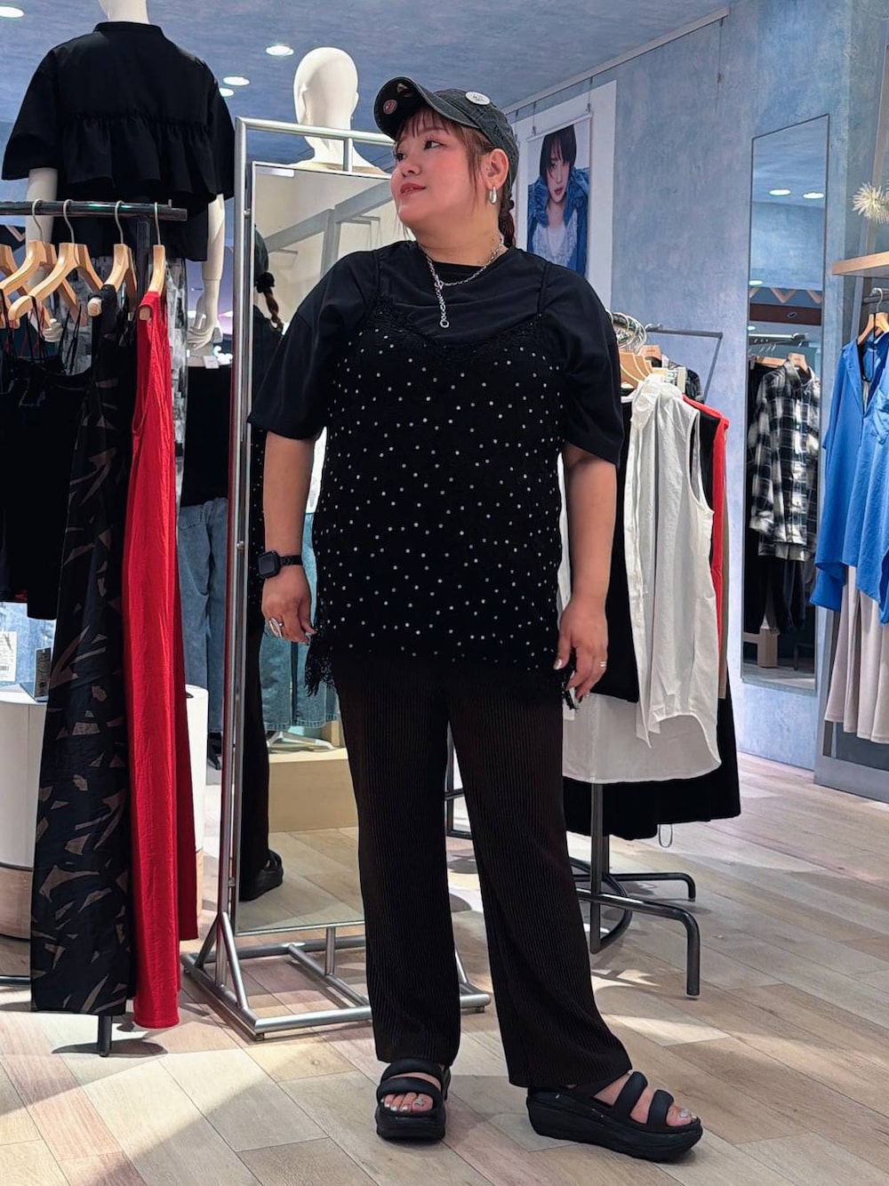 ブラウン系のその他パンツ、ブラック系のTシャツ/カットソー、ブラック系のキャップを着用したレディースの夏コーディネートの1枚目の写真