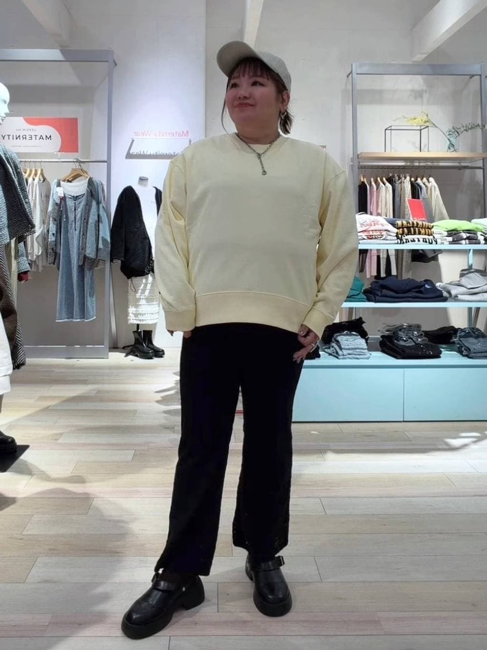 ブラック系のサンダル、イエロー系のスウェット、ブラック系のその他パンツを着用したレディースの冬コーディネートの1枚目の写真