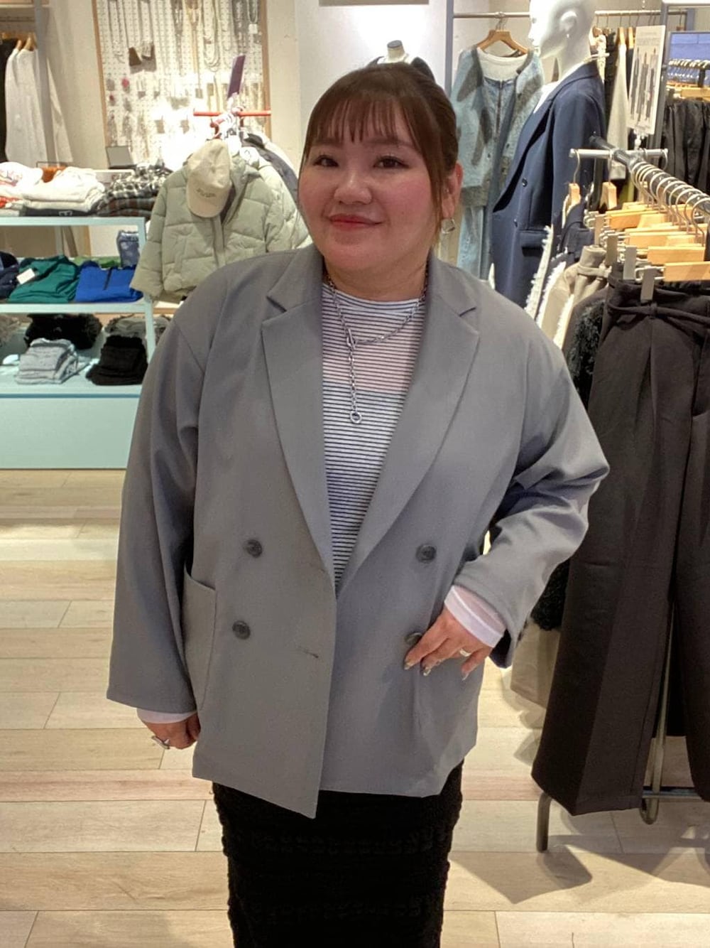 ホワイト系のTシャツ/カットソー、グレー系のテーラードジャケット、シルバー系のネックレスを着用したレディースの冬コーディネートの1枚目の写真