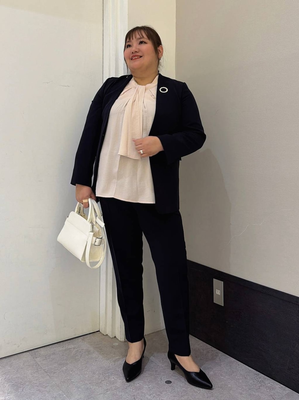 ブルー系のその他パンツ、ブルー系のノーカラージャケット、ピンク系のシャツ/ブラウスを着用したレディースの冬コーディネートの1枚目の写真