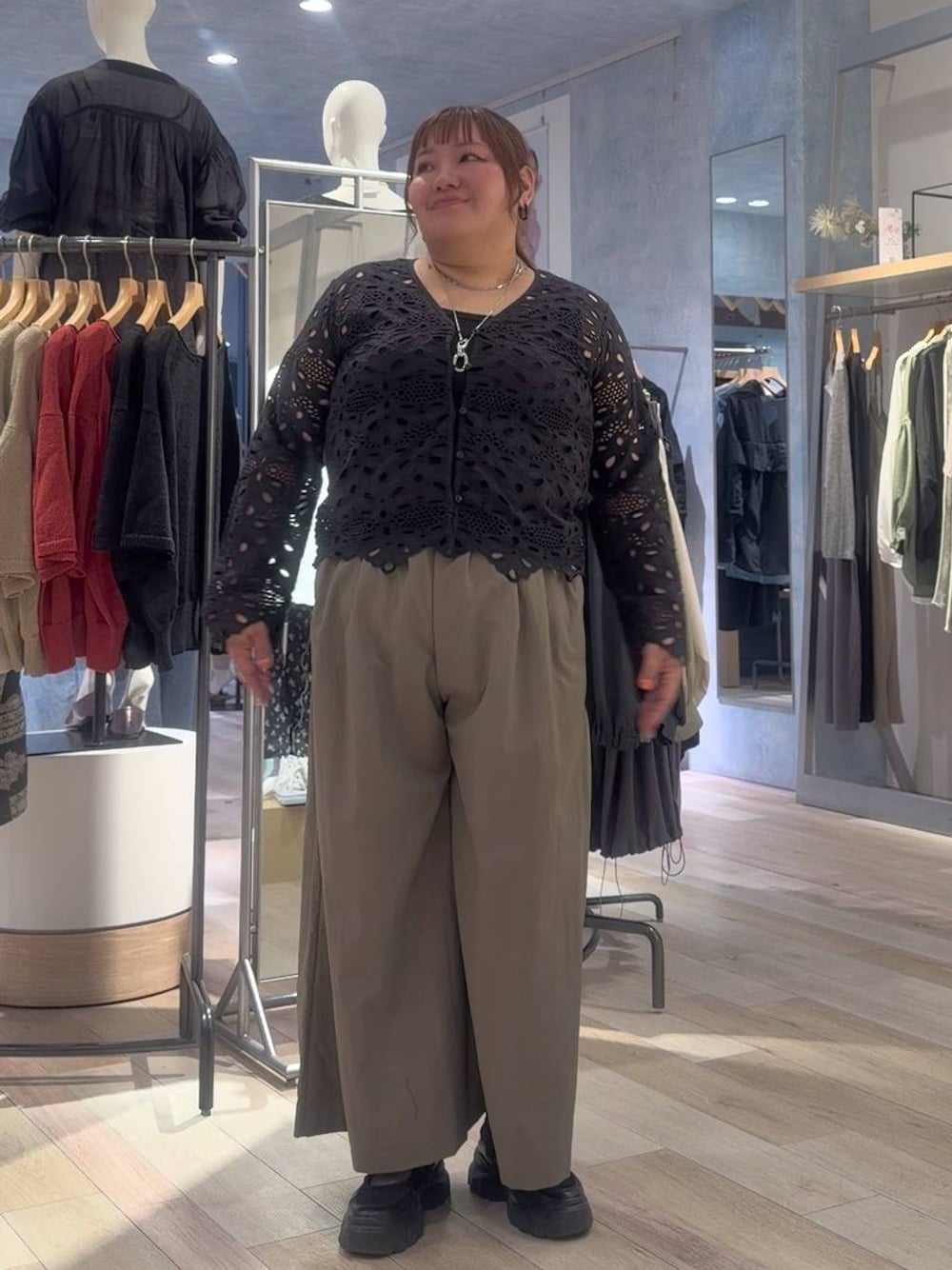 ブラック系のスニーカー、グリーン系のその他パンツ、シルバー系のネックレスを着用したレディースの春コーディネートの1枚目の写真