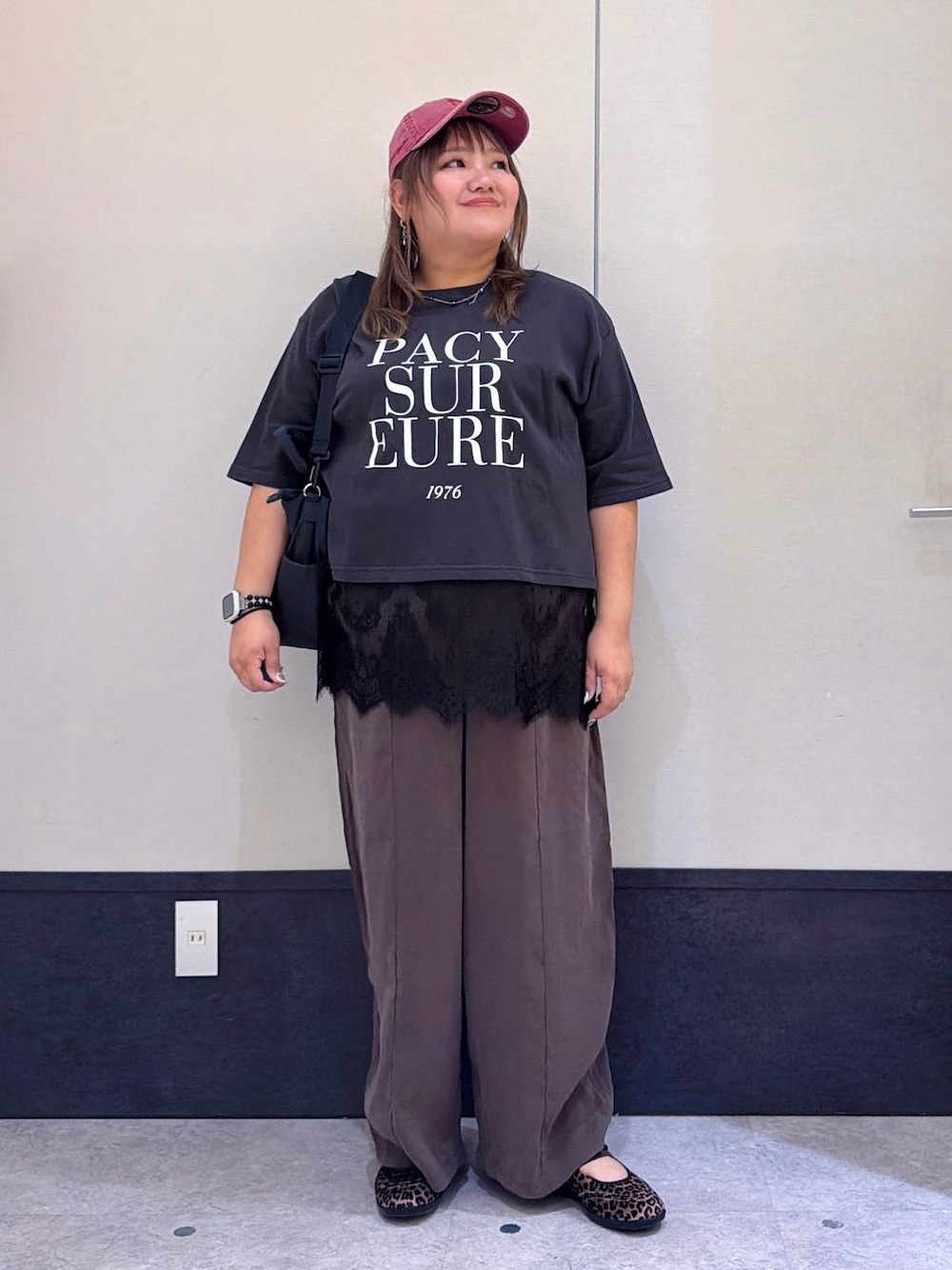 その他のパンプス、ブラウン系のその他パンツ、グレー系のトートバッグを着用したレディースの夏コーディネートの1枚目の写真