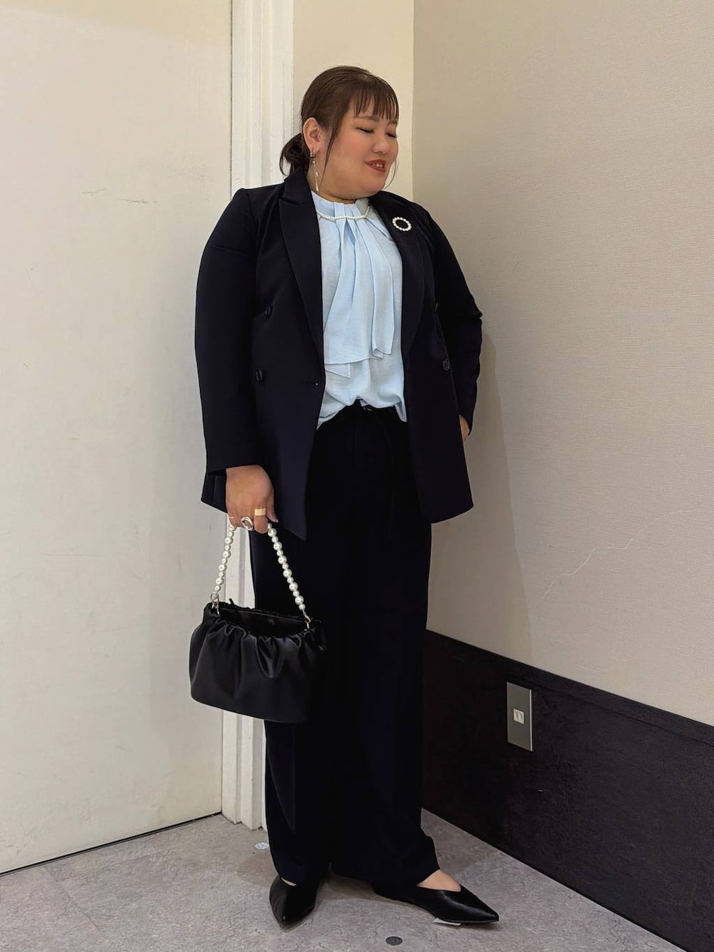 ブルー系のその他パンツ、ブルー系のテーラードジャケット、ブルー系のシャツ/ブラウスを着用したレディースの冬コーディネートの1枚目の写真