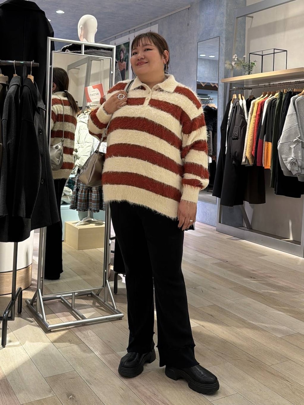 ブラック系のブーツ、その他のショルダーバッグ、ブラック系のマタニティウェア/グッズを着用したレディースの冬コーディネートの1枚目の写真