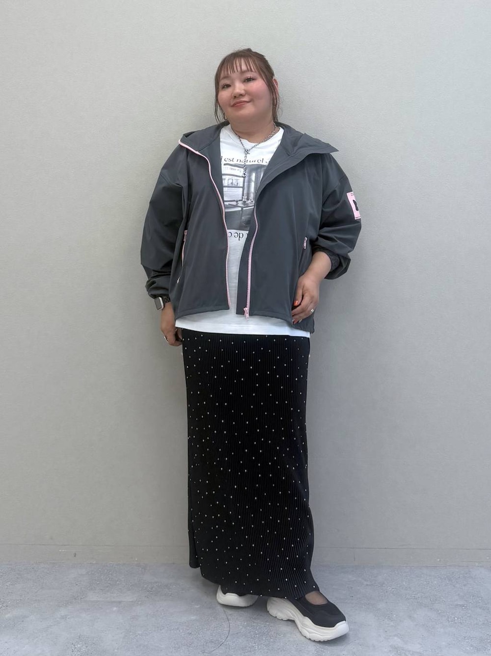 ホワイト系のTシャツ/カットソー、その他のスカートを着用したレディースの春コーディネートの1枚目の写真