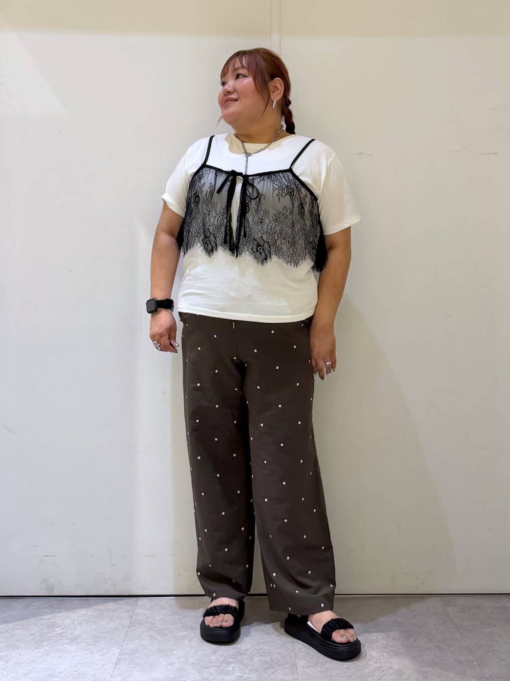 ブラック系のサンダル、ブラウン系のその他パンツ、ホワイト系のTシャツ/カットソーを着用したレディースの夏コーディネートの1枚目の写真