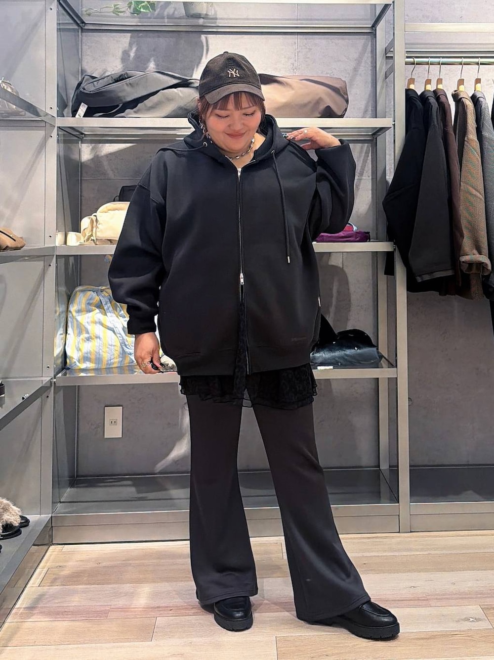 グレー系のパーカー、グレー系のその他パンツ、ブラウン系のキャップを着用したレディースの秋コーディネートの1枚目の写真