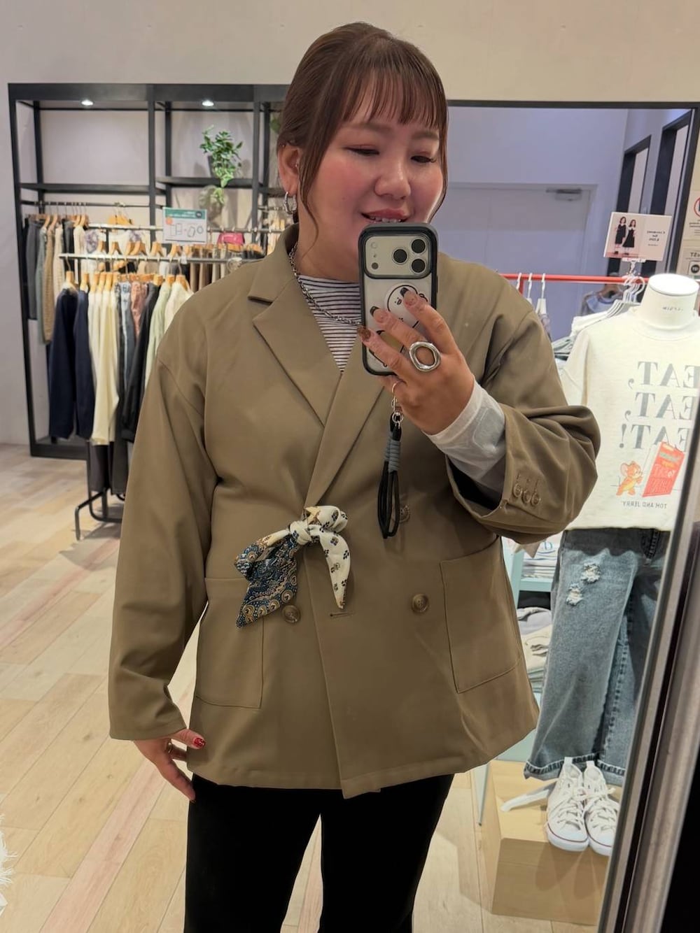 ホワイト系のTシャツ/カットソー、ベージュ系のテーラードジャケット、ブラック系のスウェットパンツを着用したレディースの冬コーディネートの1枚目の写真