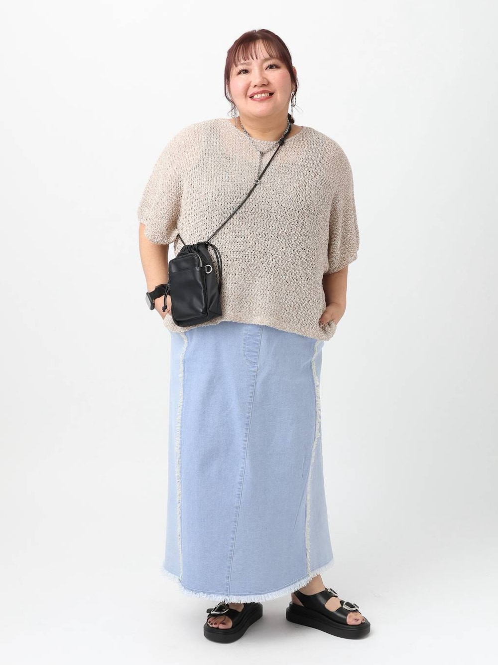 ブラック系のサンダル、ベージュ系のニット/セーターを着用したレディースの春コーディネートの1枚目の写真