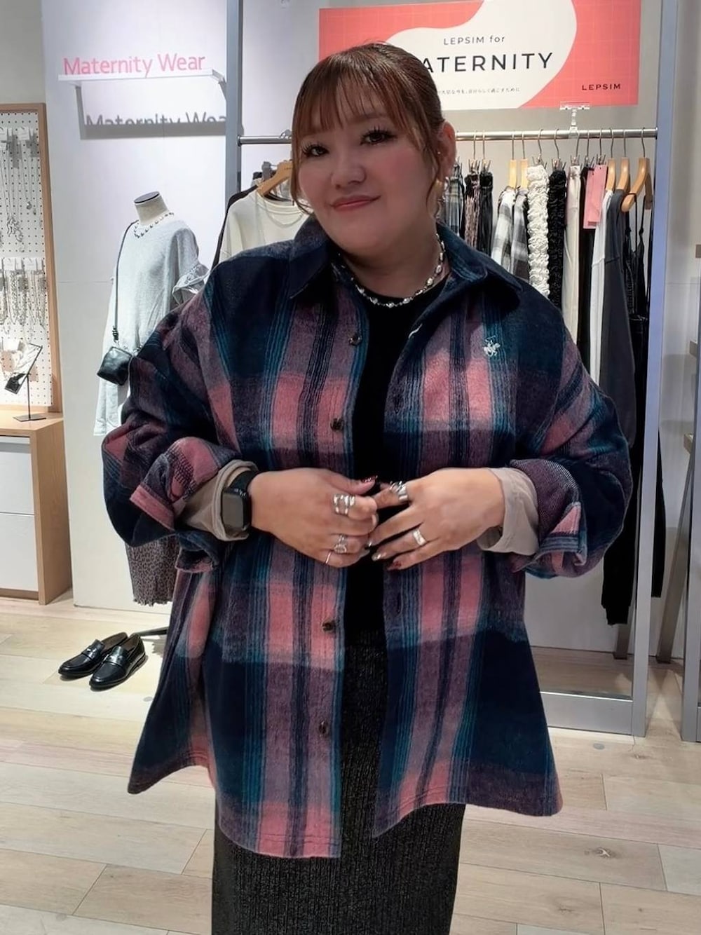 ブラック系のTシャツ/カットソー、ピンク系のシャツ/ブラウス、シルバー系のネックレスを着用したレディースの秋コーディネートの1枚目の写真