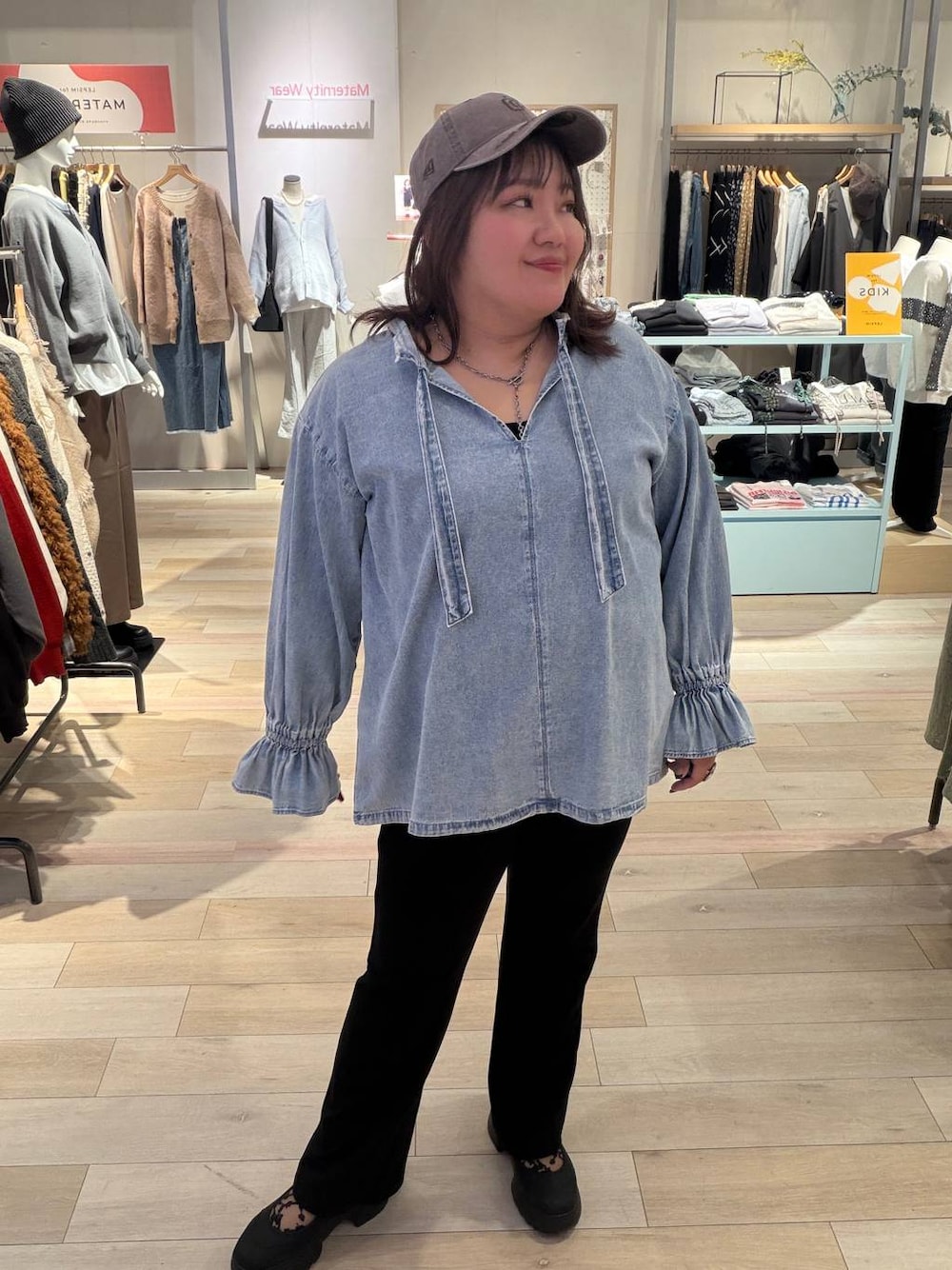 ブラック系のその他シューズ、ブラック系のその他パンツ、ブルー系のシャツ/ブラウスを着用したレディースの冬コーディネートの1枚目の写真