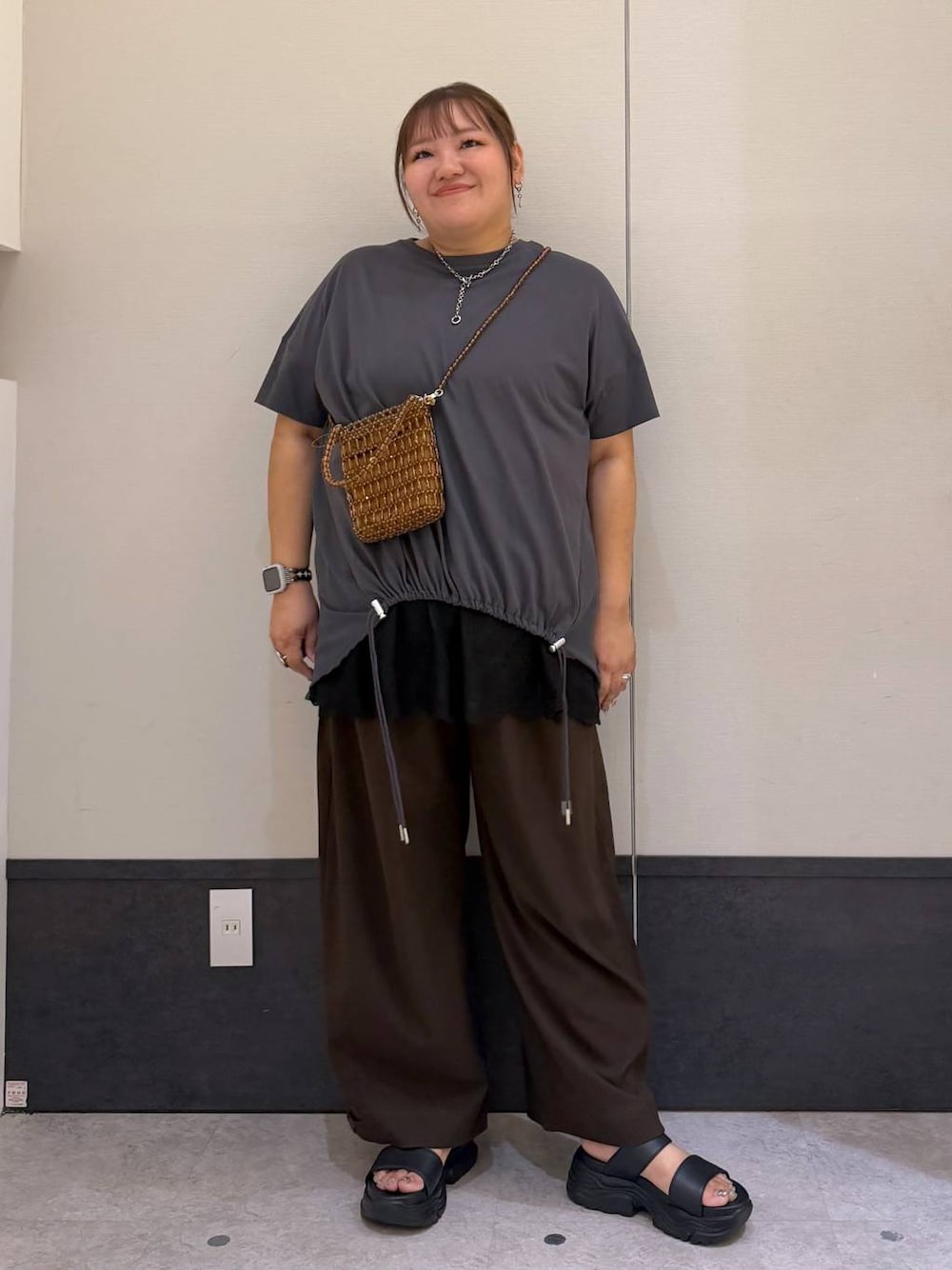 ブラウン系のその他パンツ、ブラウン系のショルダーバッグ、ブラック系のキャミソールを着用したレディースの夏コーディネートの1枚目の写真