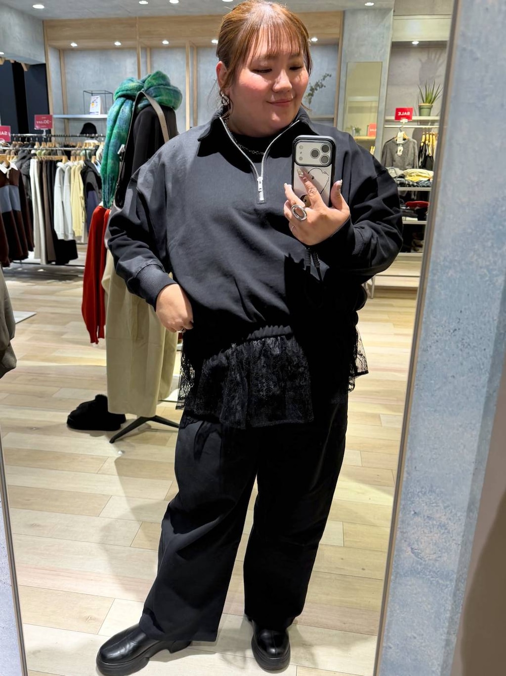 ブラック系のブーツ、ブラック系のスウェットパンツ、ブラック系のTシャツ/カットソーを着用したレディースの冬コーディネートの1枚目の写真