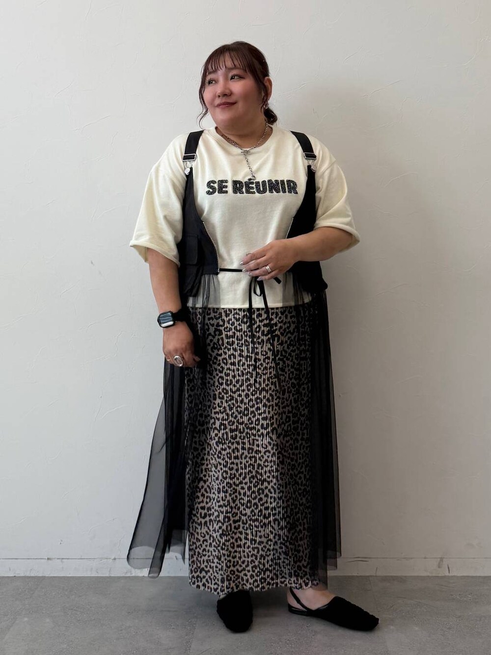 その他のスカート、ブラック系のパンプス、ホワイト系のTシャツ/カットソーを着用したレディースの春コーディネートの1枚目の写真