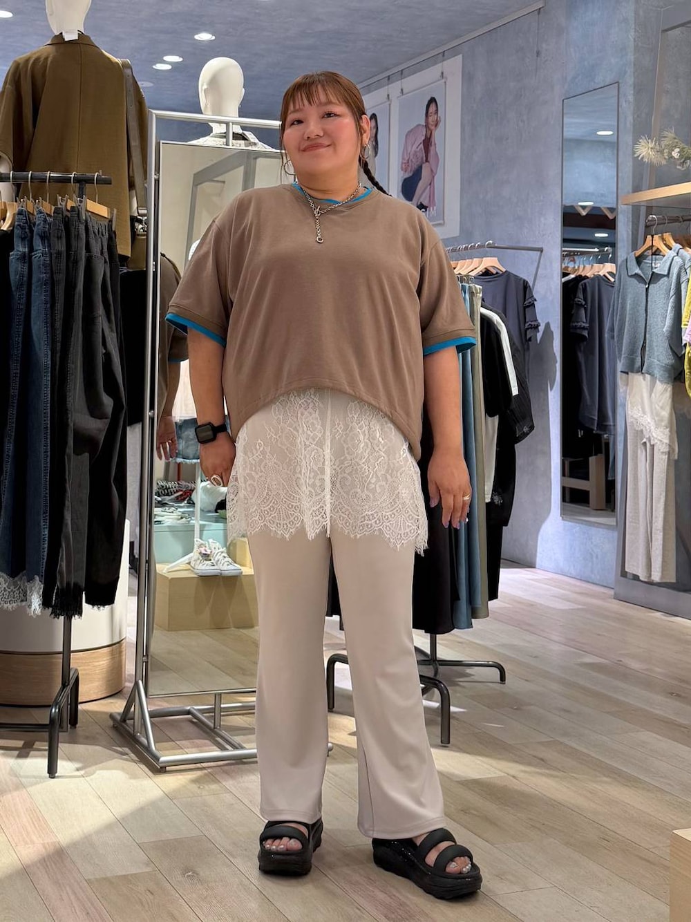 ホワイト系のキャミソール、ブラウン系のTシャツ/カットソー、ホワイト系のその他パンツを着用したレディースの春コーディネートの1枚目の写真