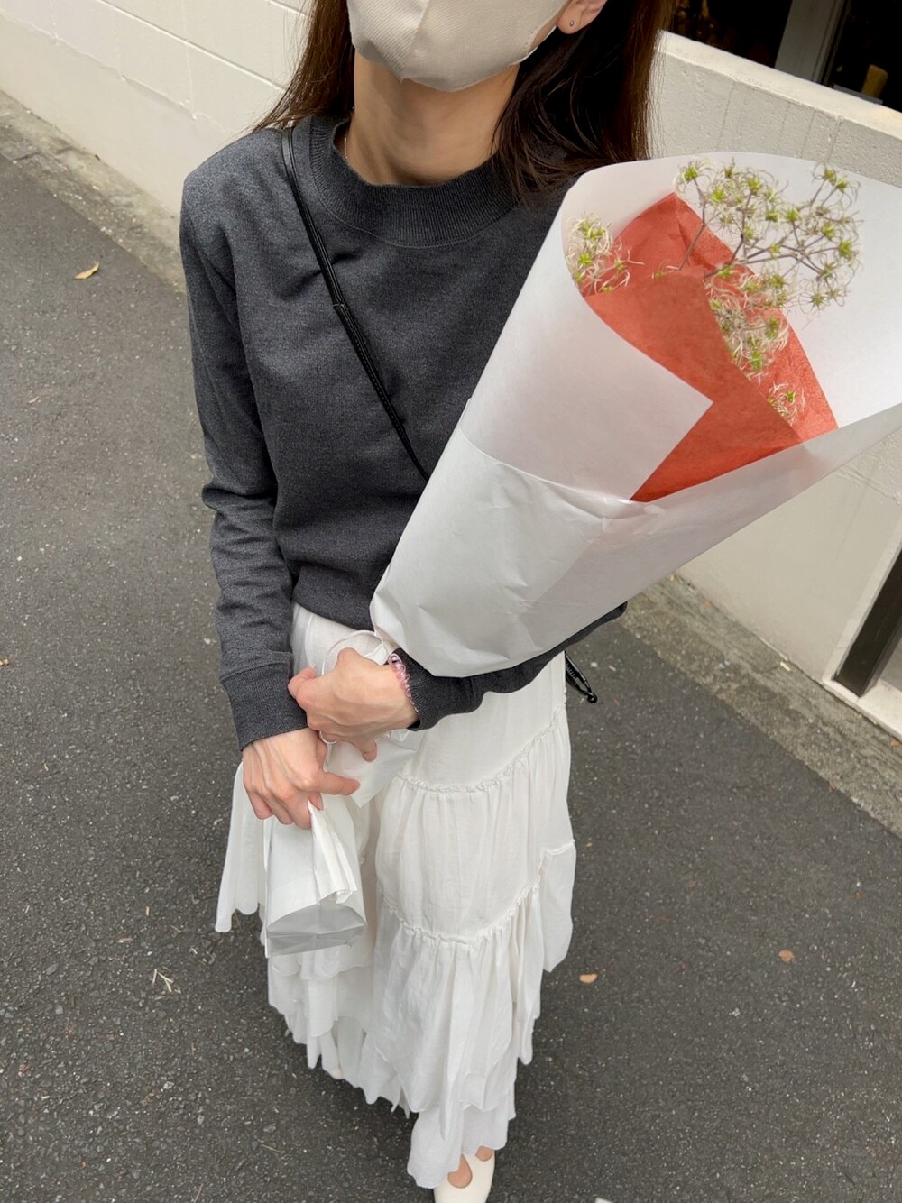 「今日のコーデ、秋服、casafline、MHL.、Steven Alan、シンプルコーデ、モノトーン」｜「CASA FLINEのコットンティアードスカート（スカート、ホワイト系）」を使った、FUDGEさん（レディース・160cm）の秋コーディネートの1枚目の写真