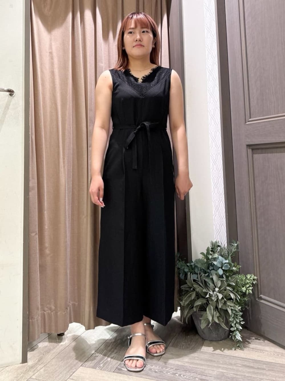 ブラック系のサロペット/オーバーオールを着用したレディースの夏コーディネートの1枚目の写真