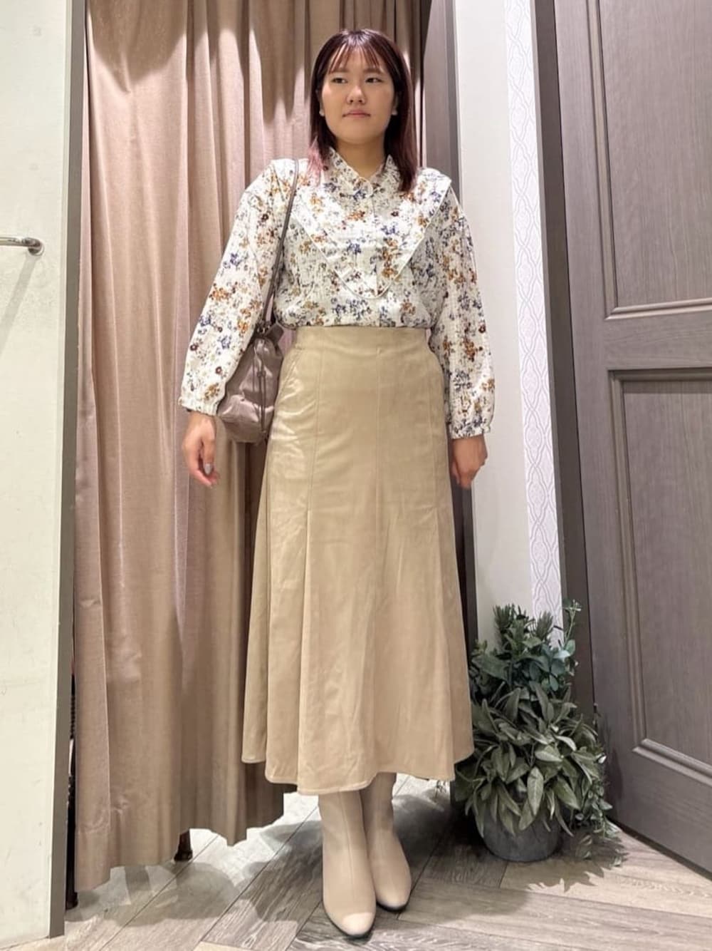 ベージュ系のシャツ/ブラウス、ベージュ系のスカート、ベージュ系のショルダーバッグを着用したレディースの秋コーディネートの1枚目の写真