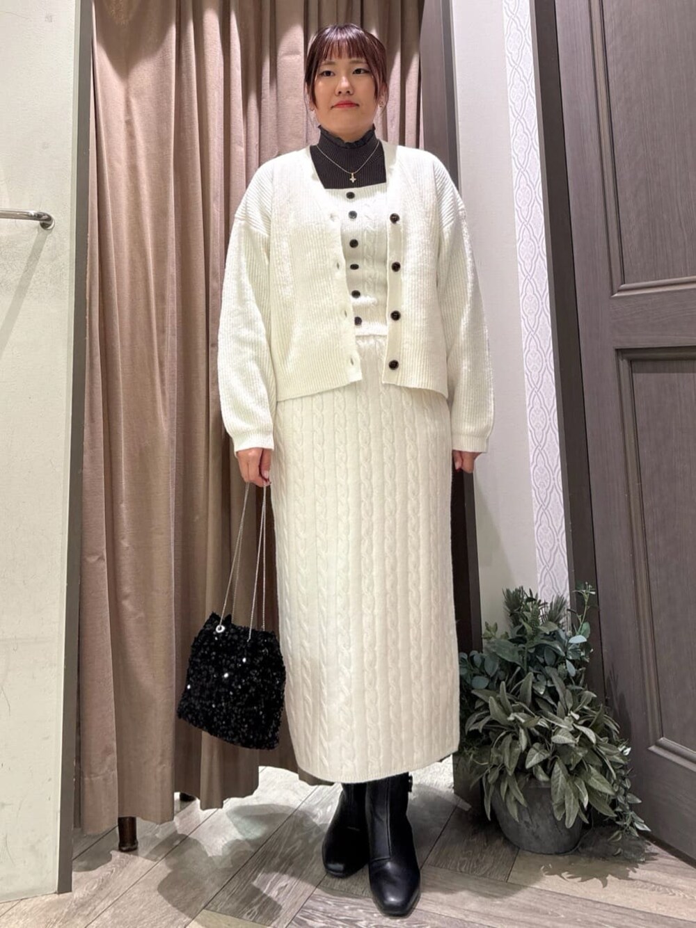 ホワイト系のカーディガン/ボレロ、ホワイト系のニット/セーター、グレー系のニット/セーターを着用したレディースの秋コーディネートの1枚目の写真