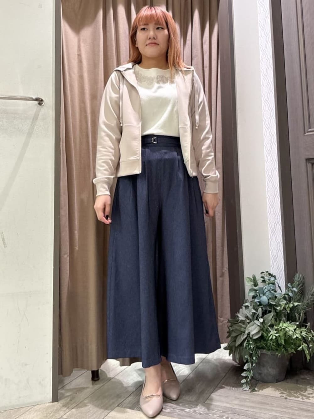 ホワイト系のニット/セーター、ベージュ系のパーカー、ブルー系のその他パンツを着用したレディースの春コーディネートの1枚目の写真