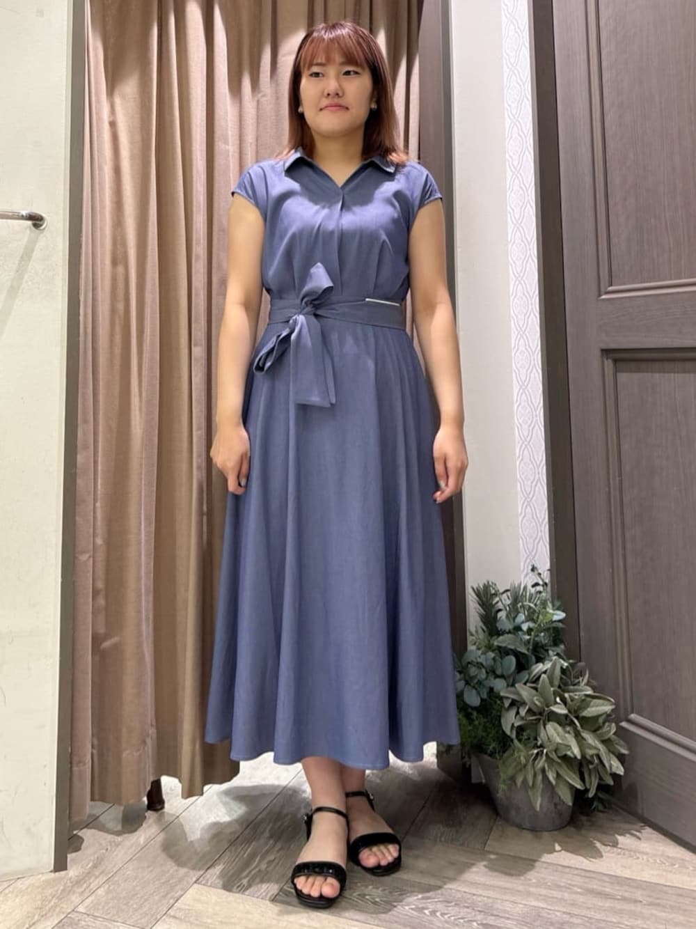 ブルー系のワンピースを着用したレディースの夏コーディネートの1枚目の写真
