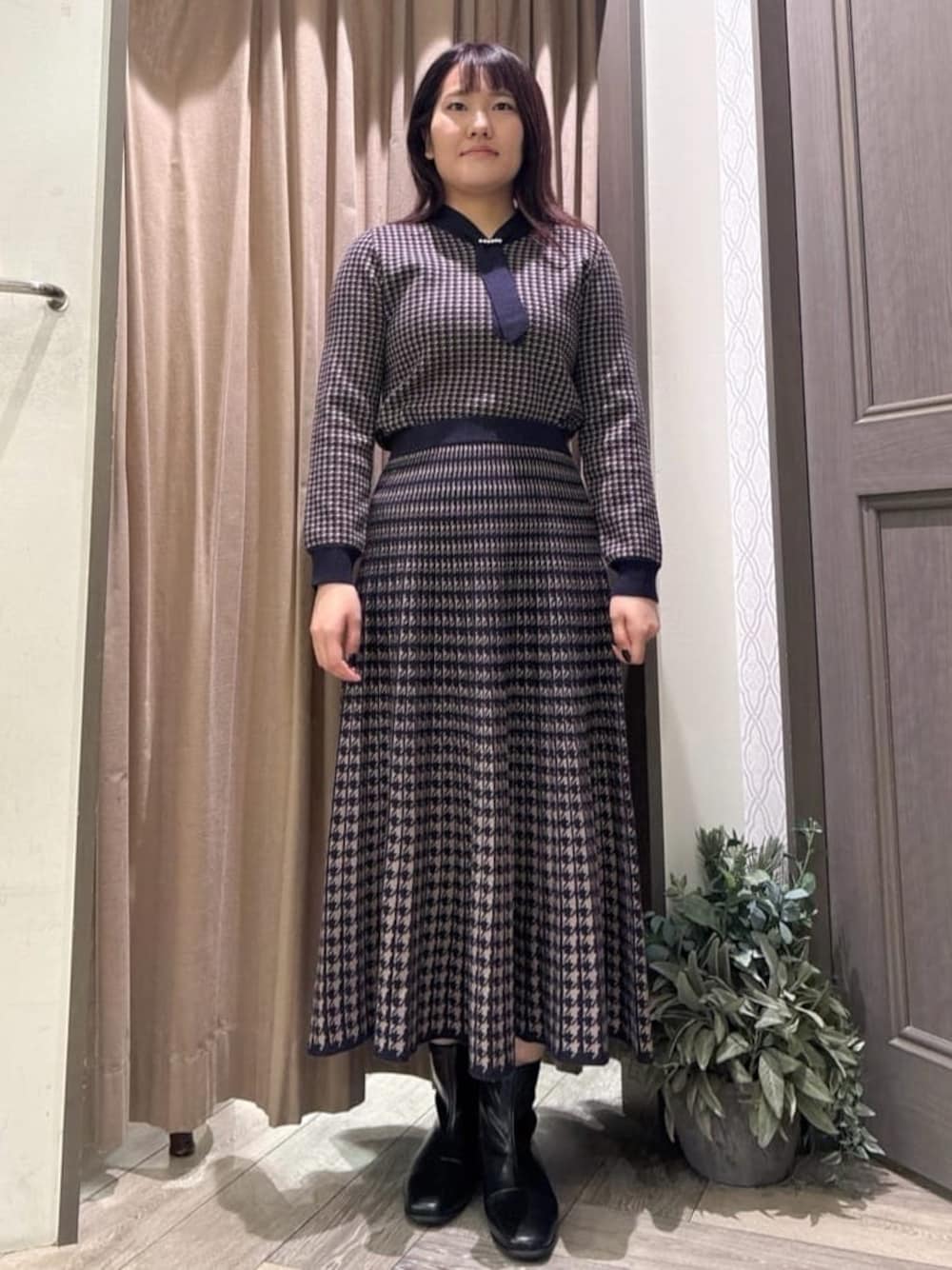 ブルー系のニット/セーター、ブルー系のスカートを着用したレディースの冬コーディネートの1枚目の写真