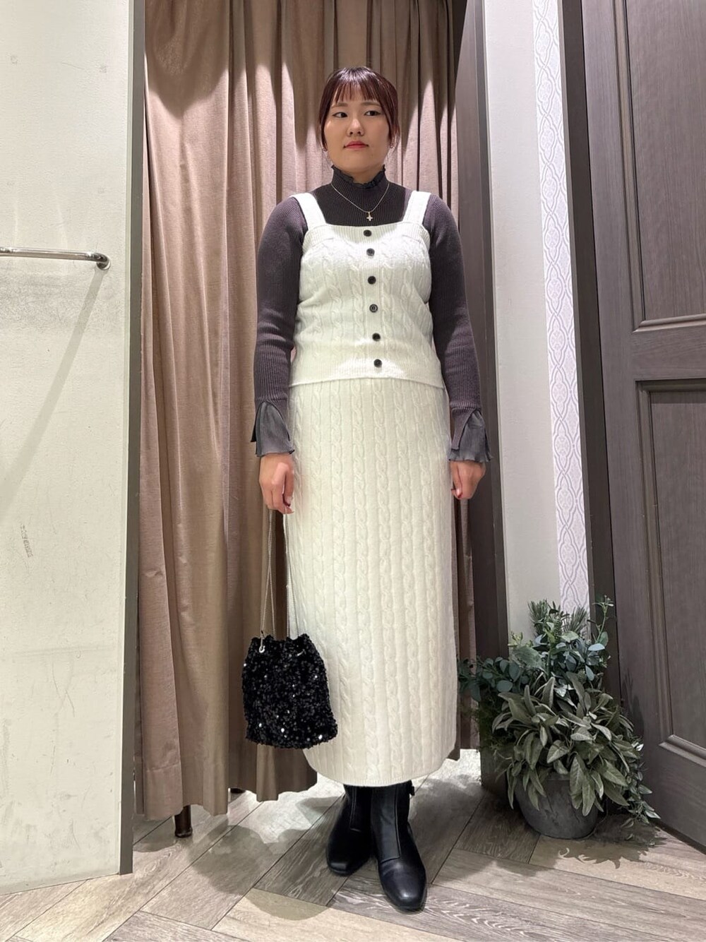 グレー系のニット/セーター、ホワイト系のニット/セーター、ホワイト系のスカートを着用したレディースの秋コーディネートの1枚目の写真