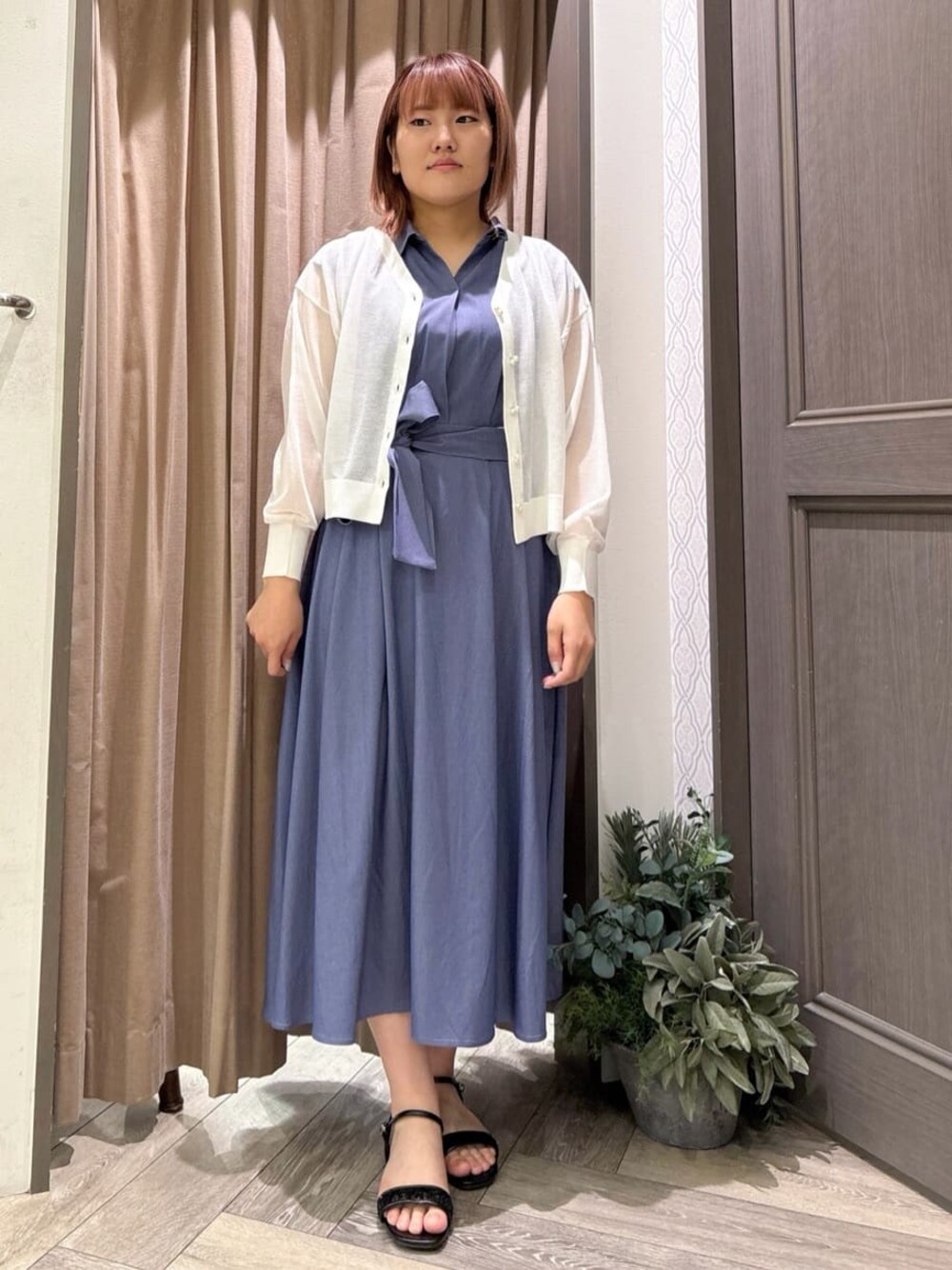 ホワイト系のカーディガン/ボレロ、ブルー系のワンピースを着用したレディースの夏コーディネートの1枚目の写真