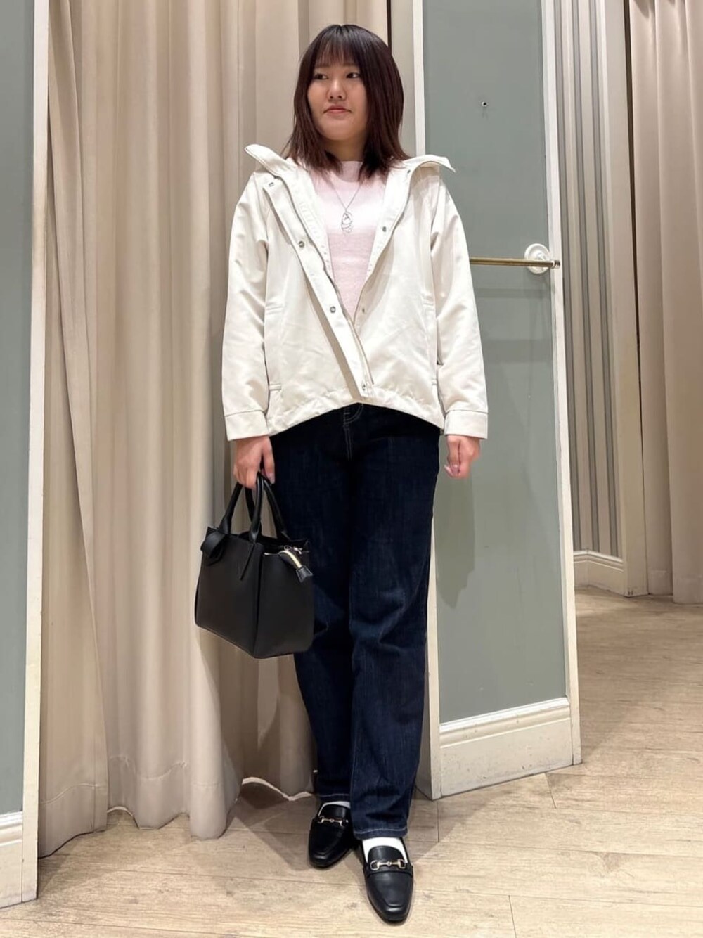 ブラック系のトートバッグ、イエロー系のニット/セーター、ピンク系のニット/セーターを着用したレディースの冬コーディネートの1枚目の写真