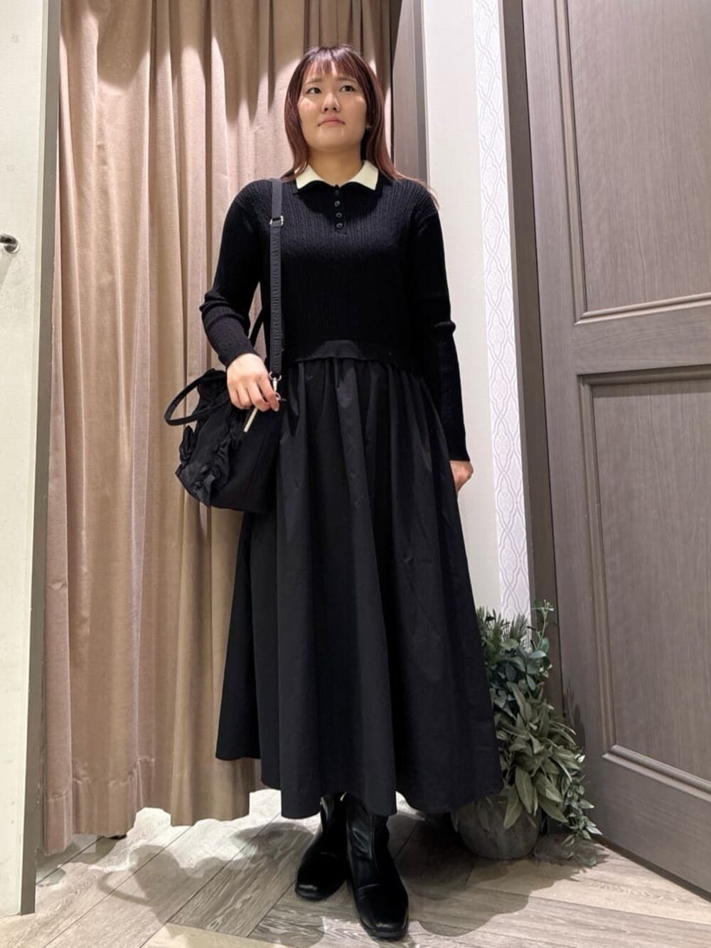 ブラック系のワンピース、ブラック系のトートバッグを着用したレディースの秋コーディネートの1枚目の写真