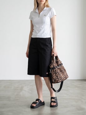 「Calvin Klein（カルバン・クライン）のCalvin Klein/カルバンクライン トップス - ハーフジップハイネックトップス SS WOVEN LABEL 2X2 BABY RIB ZIP MOCK NK クロップド丈 ショート コンパクト チビT ミニT タイト スリムフィット 胸ロゴ 半袖 レディース 2026年 夏 夏服（Tシャツ/カットソー、ホワイト系）」を使った、tani《骨格ナチュラル》さん（レディース・162cm）の夏コーディネート