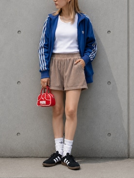 「adidas（アディダス）のadidas/アディダス HANDBALL SPEZIAL ブランドロゴ ガムラバーアウトソール スニーカー 2026年春夏（スニーカー、ブラック系）」を使った、tani《骨格ナチュラル》さん（レディース・162cm）の夏コーディネート