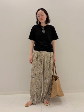 「FRAMeWORK（フレームワーク）のリーフプリントタックパンツ（その他パンツ、ベージュ系）」を使った、arisaさん（レディース・164cm）の春コーディネート