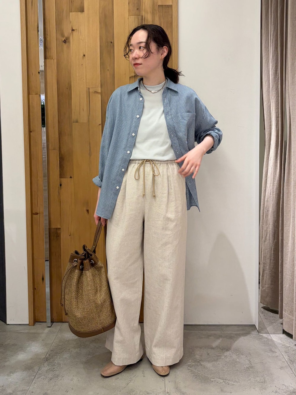 ベージュ系のその他パンツ、ブルー系のシャツ/ブラウス、ブルー系のTシャツ/カットソーを着用したレディースの春コーディネートの1枚目の写真