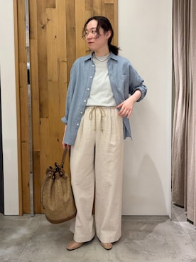 「FRAMeWORK（フレームワーク）の≪追加≫綿麻イージーパンツ 2（その他パンツ、ベージュ系）」を使った、arisaさん（レディース・164cm）の春コーディネート