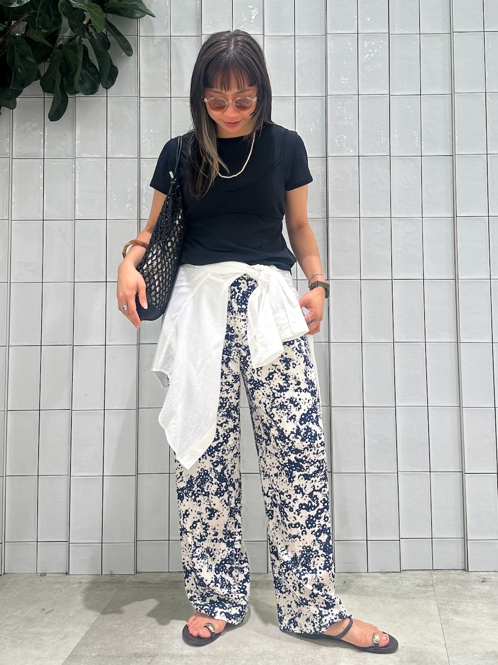 ブルー系のスラックス、ホワイト系のシャツ/ブラウス、ブラック系のTシャツ/カットソーを着用したレディースの夏コーディネートの1枚目の写真