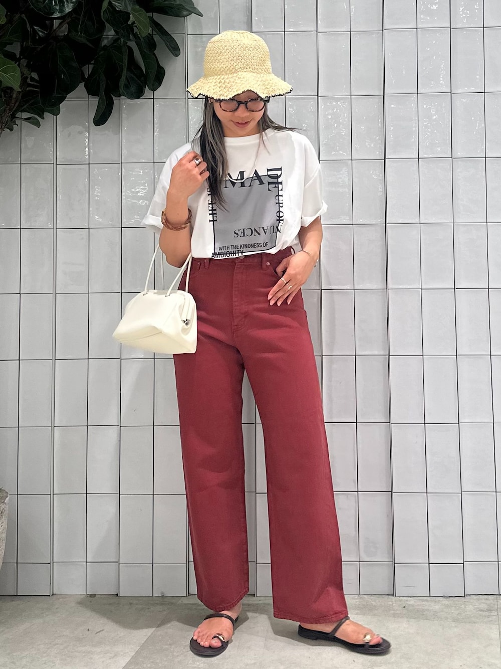 レッド系のその他パンツ、ホワイト系のTシャツ/カットソー、ホワイト系のハンドバッグを着用したレディースの夏コーディネートの1枚目の写真