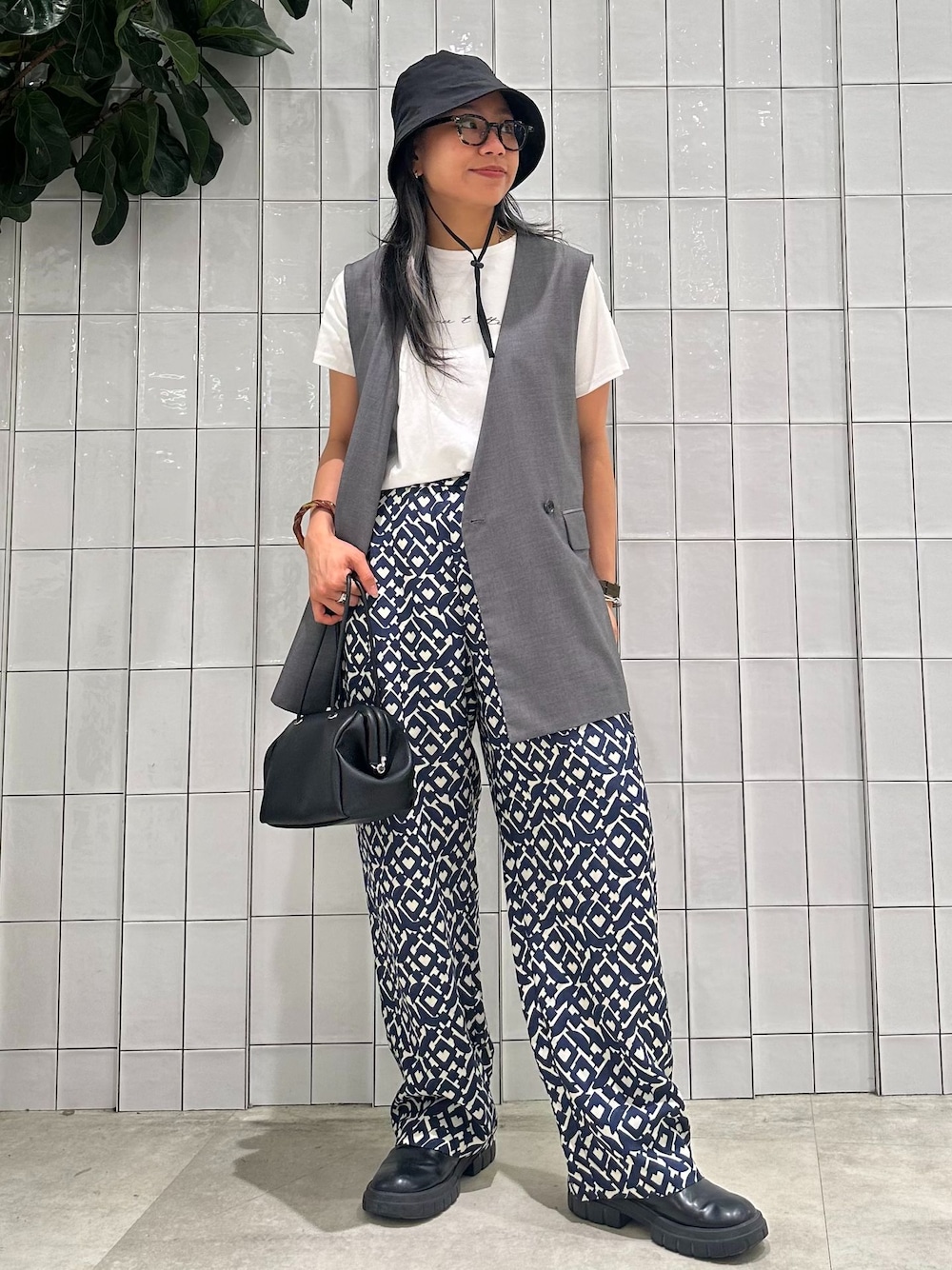 グレー系のその他アウター、ブルー系のその他パンツ、ホワイト系のTシャツ/カットソーを着用したレディースの夏コーディネートの1枚目の写真