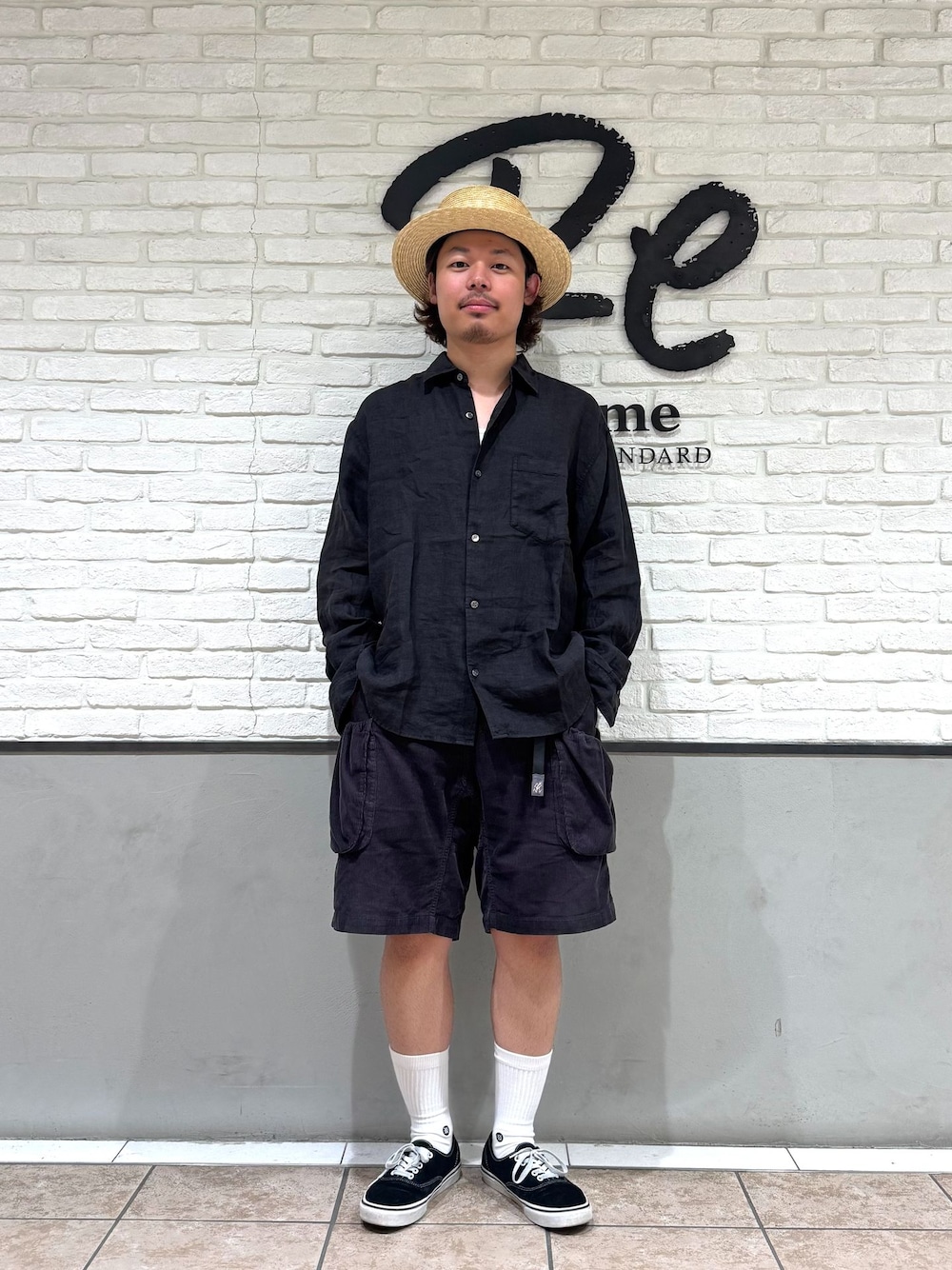 ブラック系のその他パンツ、ブラック系のシャツ/ブラウス、ホワイト系のソックス/靴下を着用したメンズの夏コーディネートの1枚目の写真