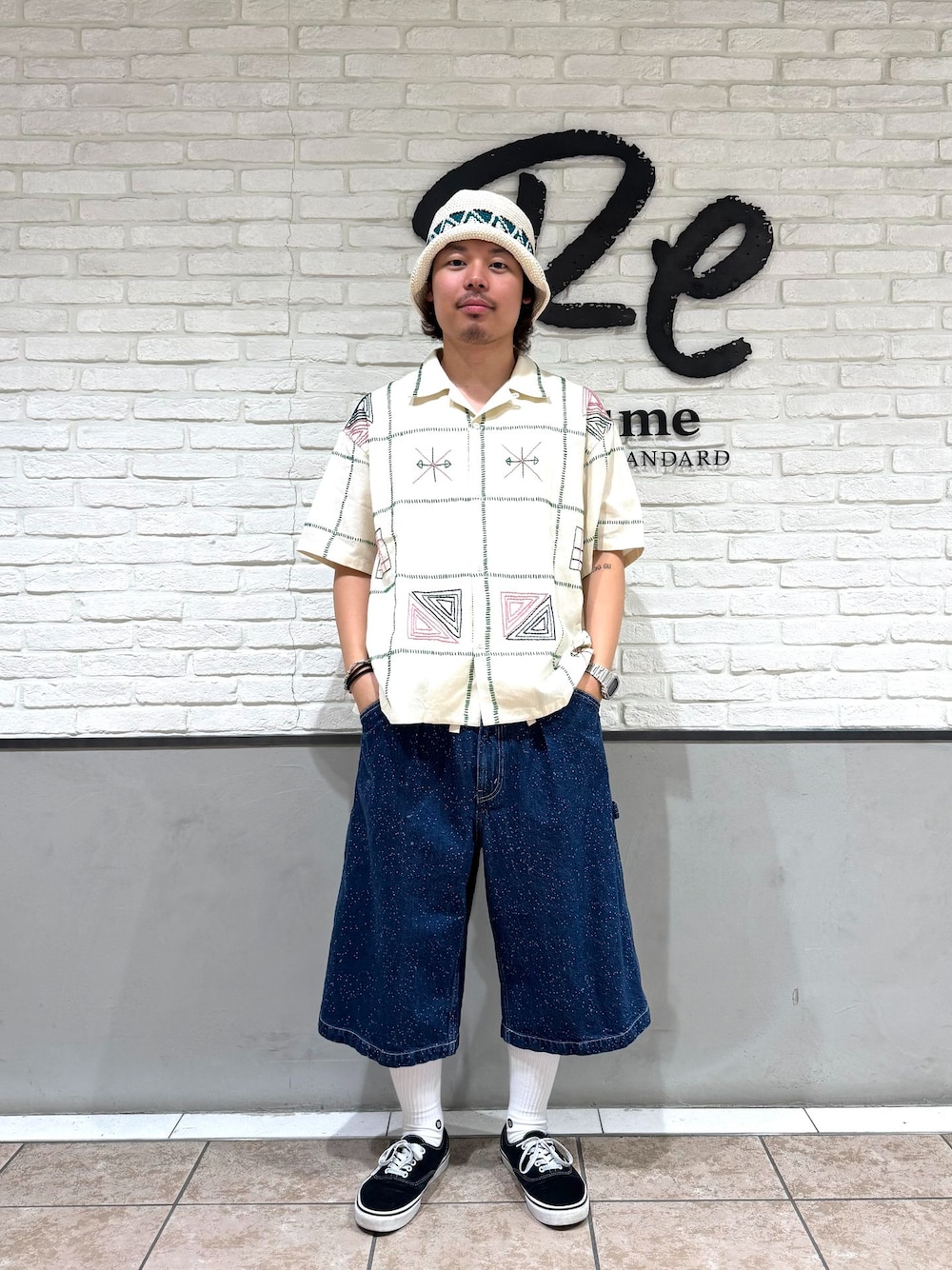 ブルー系のその他パンツ、ベージュ系のシャツ/ブラウス、ホワイト系のソックス/靴下を着用したメンズの夏コーディネートの1枚目の写真